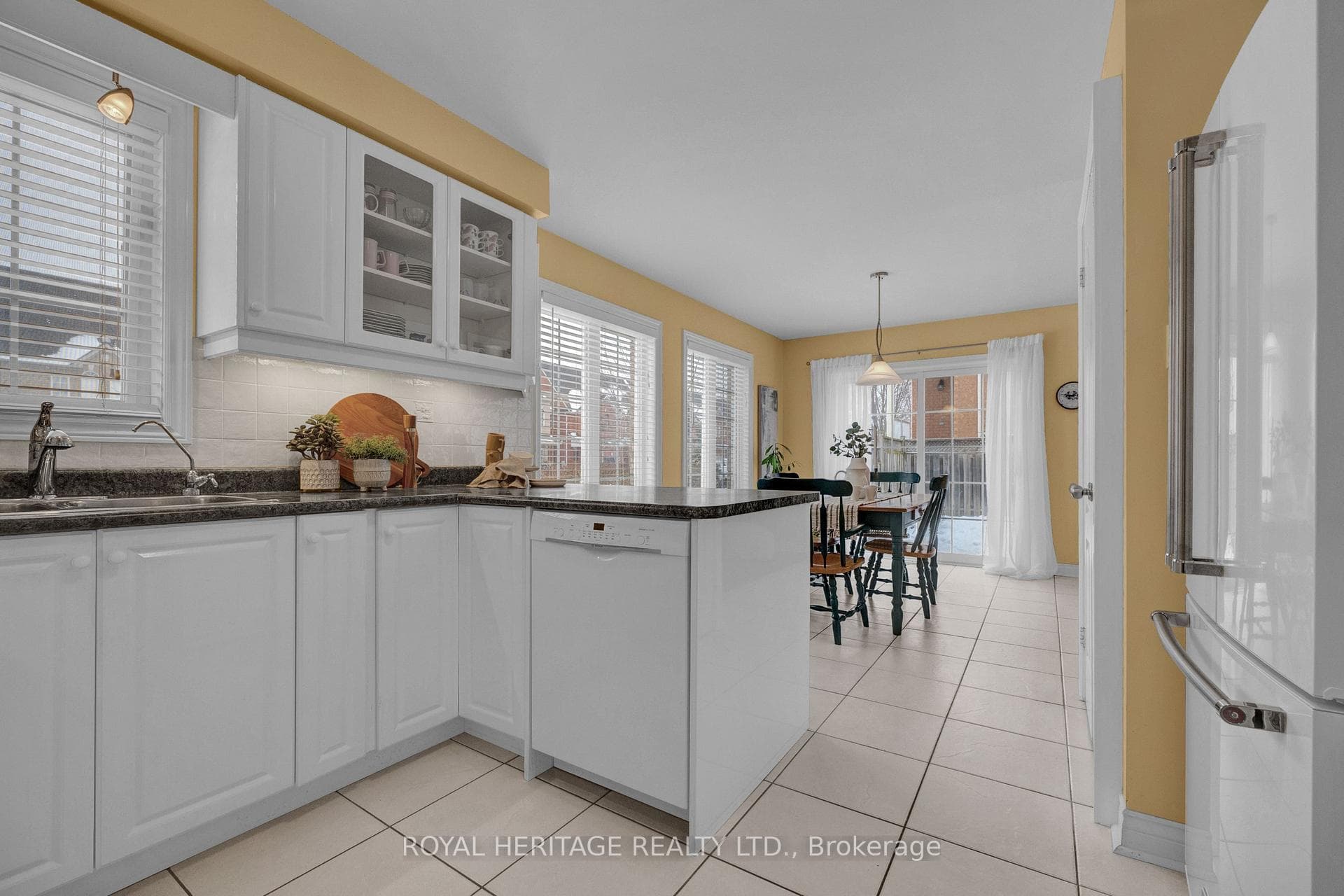 86 Root Crescent photo 8