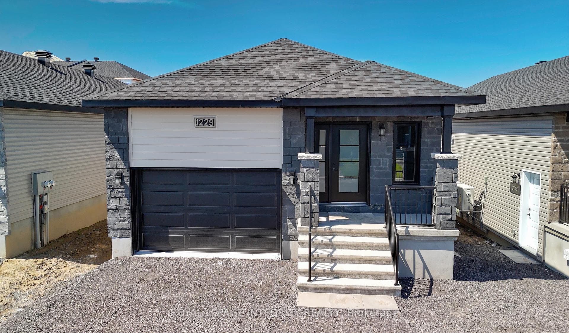 Upper 2 bedroom 2 bathroom unit