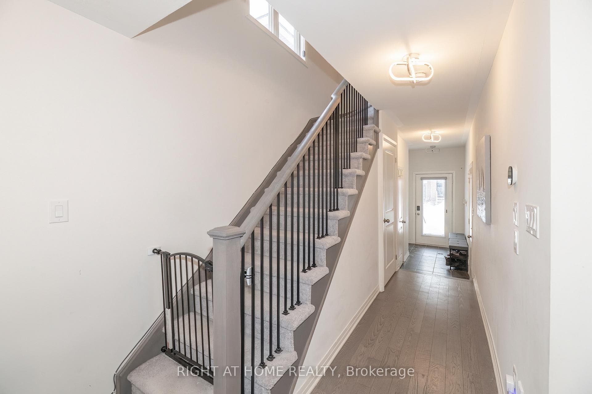 30 Caspian Square photo 16