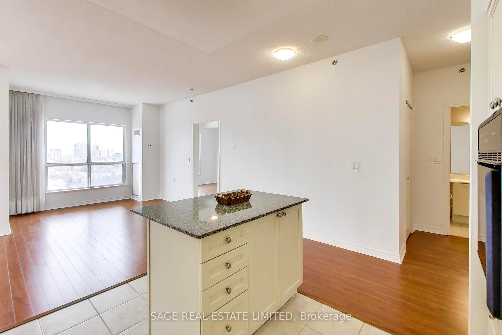 810 Scollard Court Unit 902 photo 15
