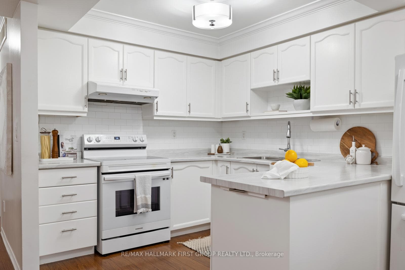 98 McFeeters Crescent photo 12