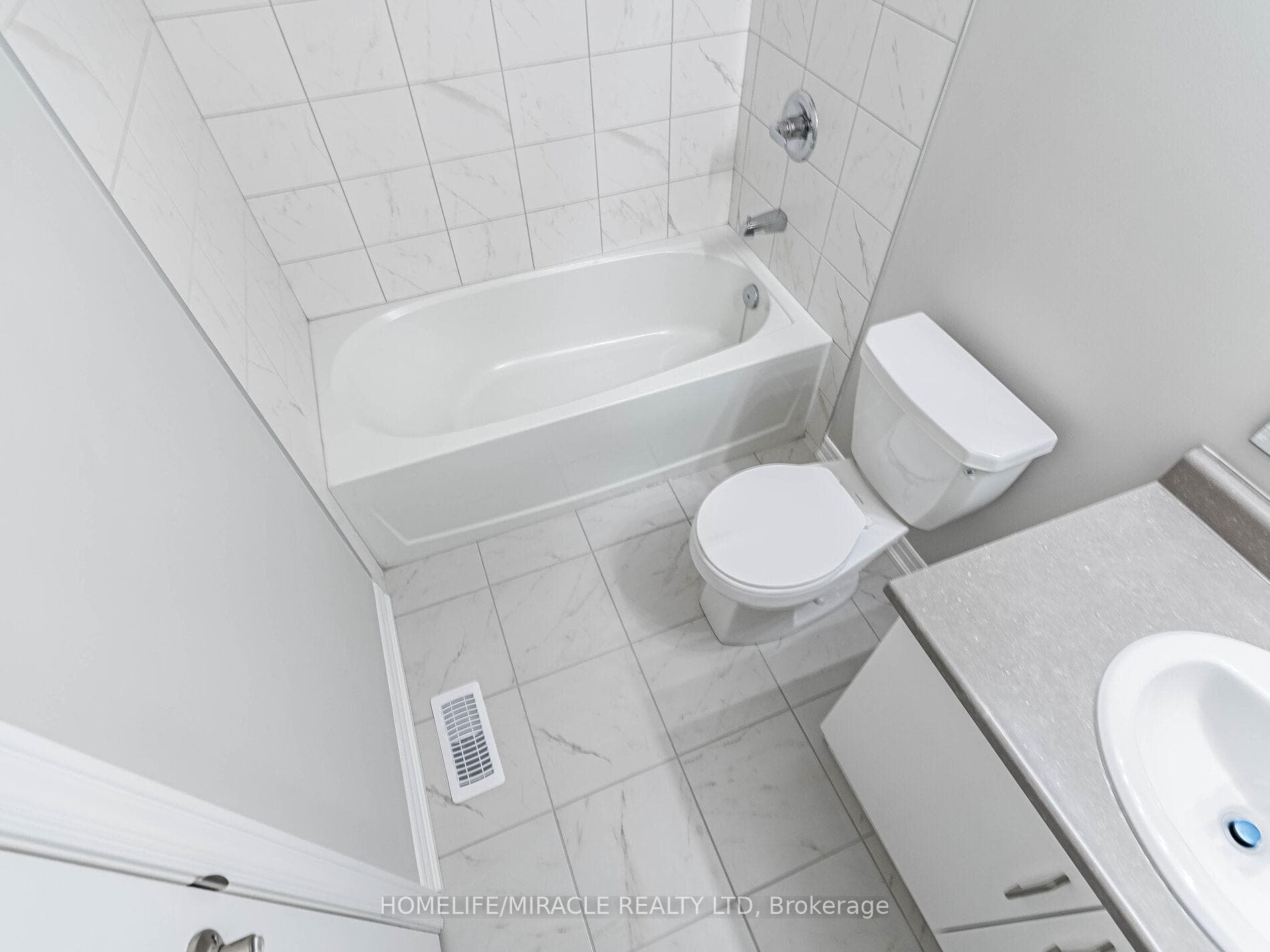 140 Aquasanta Crescent photo 39