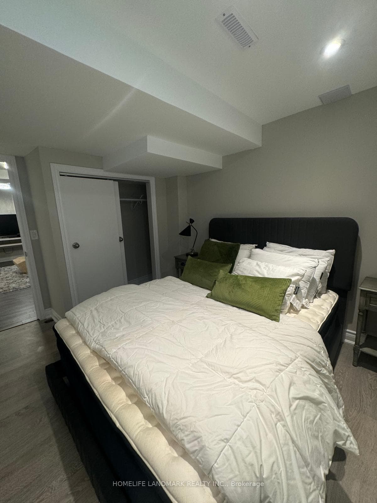 94 Houseman Crescent photo 6