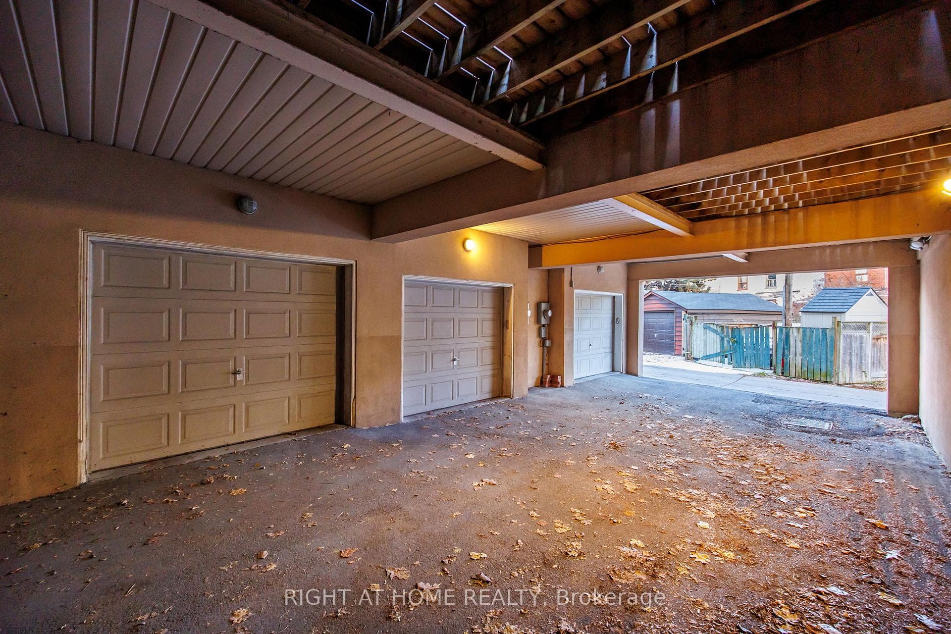 1011 Dundas Street photo 33