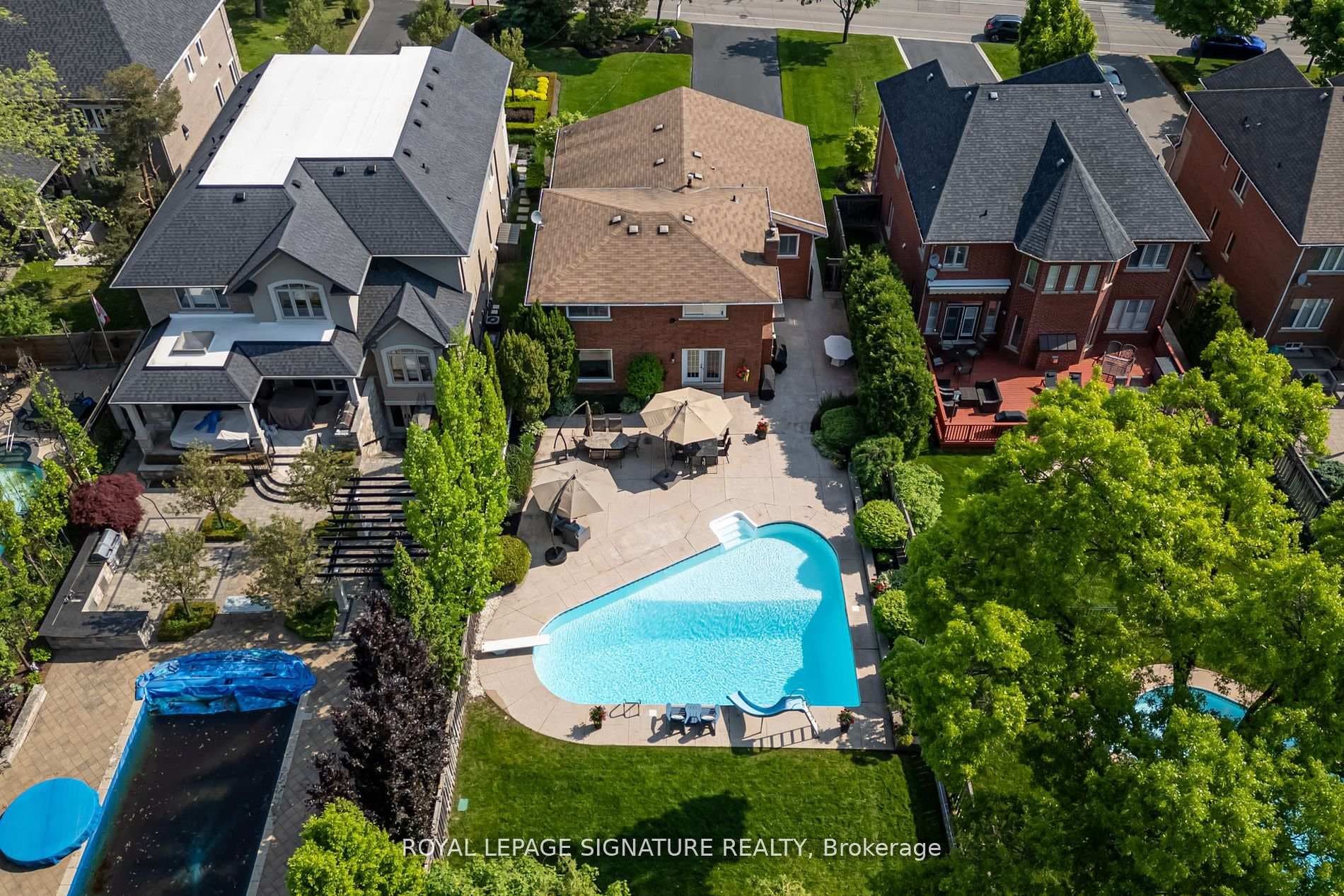 2394 Glengarry Road photo 3