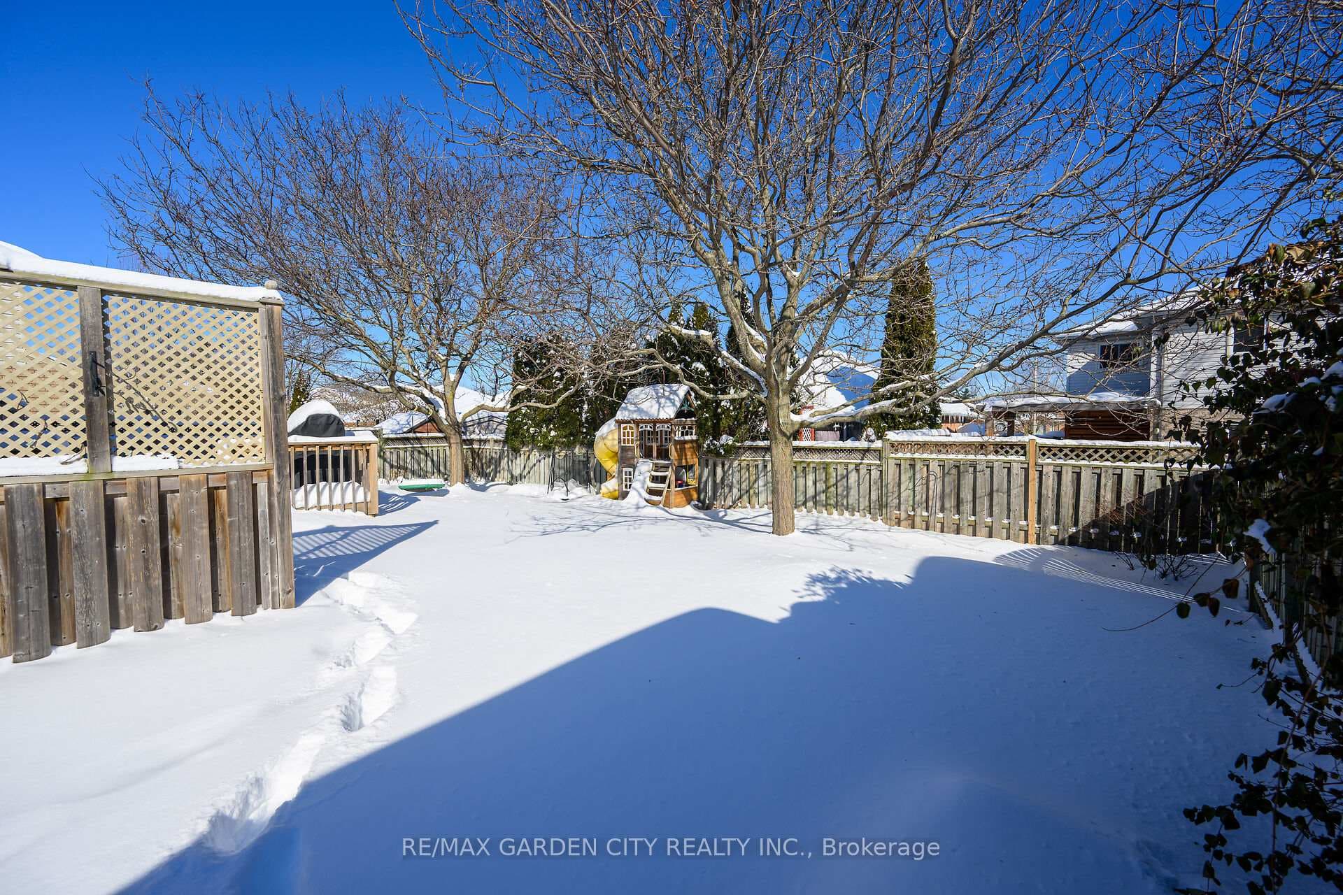94 COLONIAL Crescent photo 29