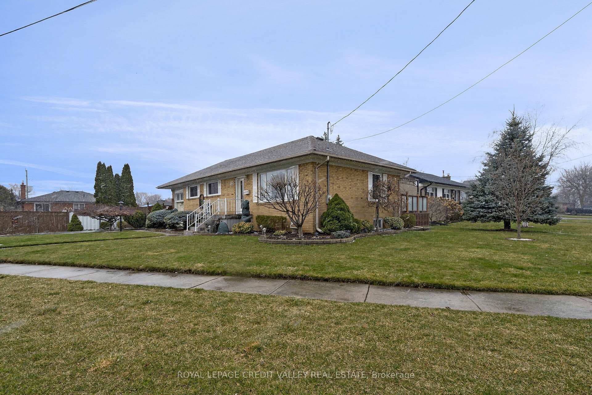 13 Bairstow Crescent photo 4