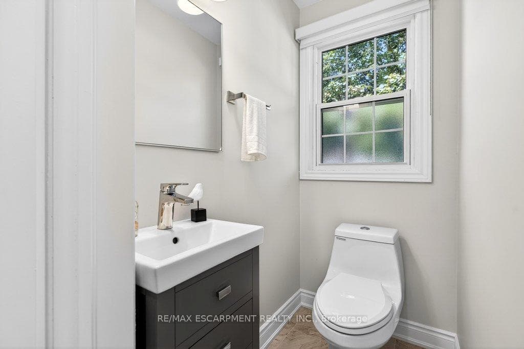350 East Side Crescent photo 17