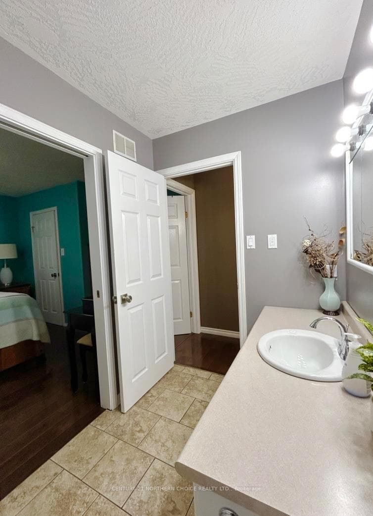 912 Kaitlyn Drive photo 17
