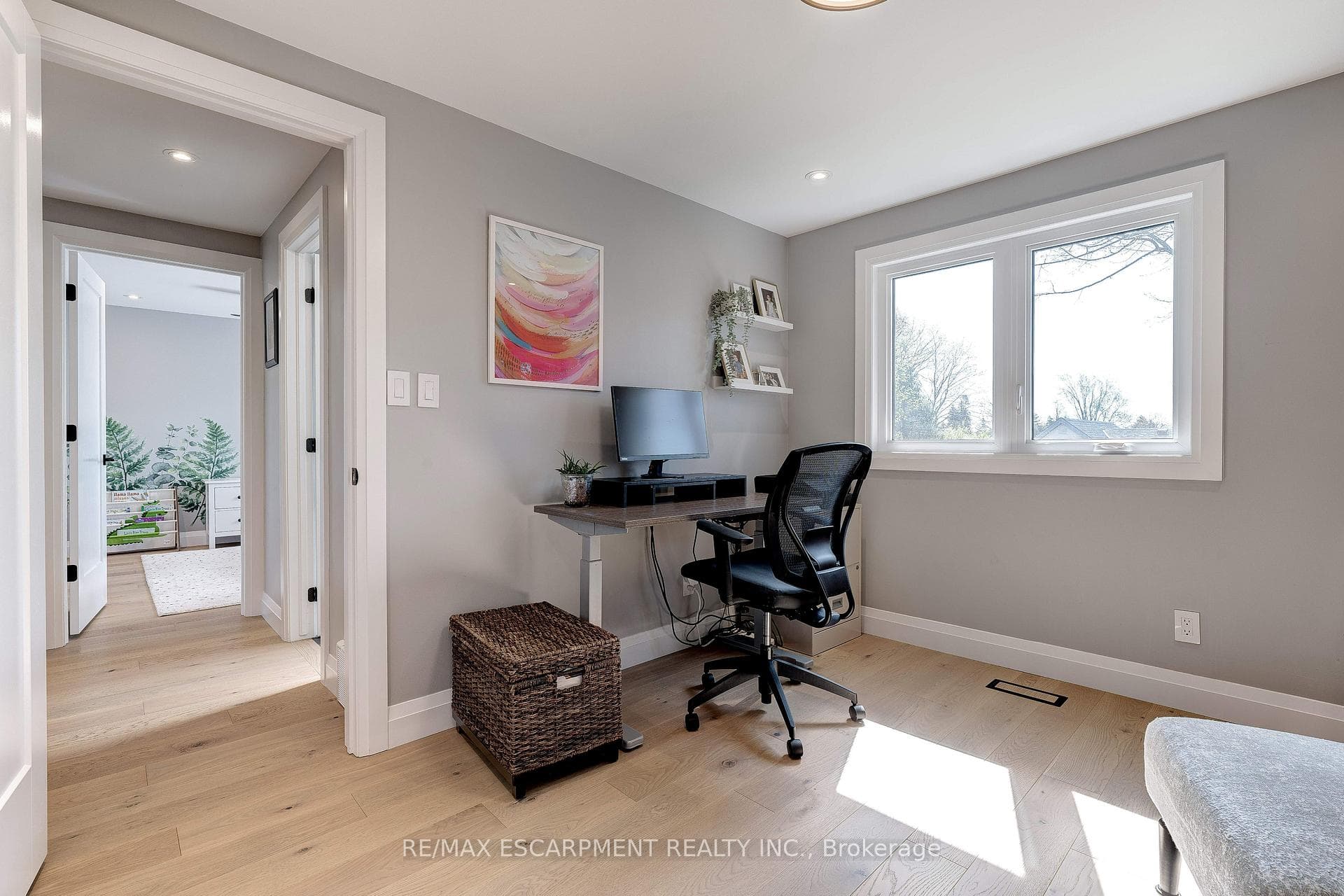 681 Maclaren Drive photo 27
