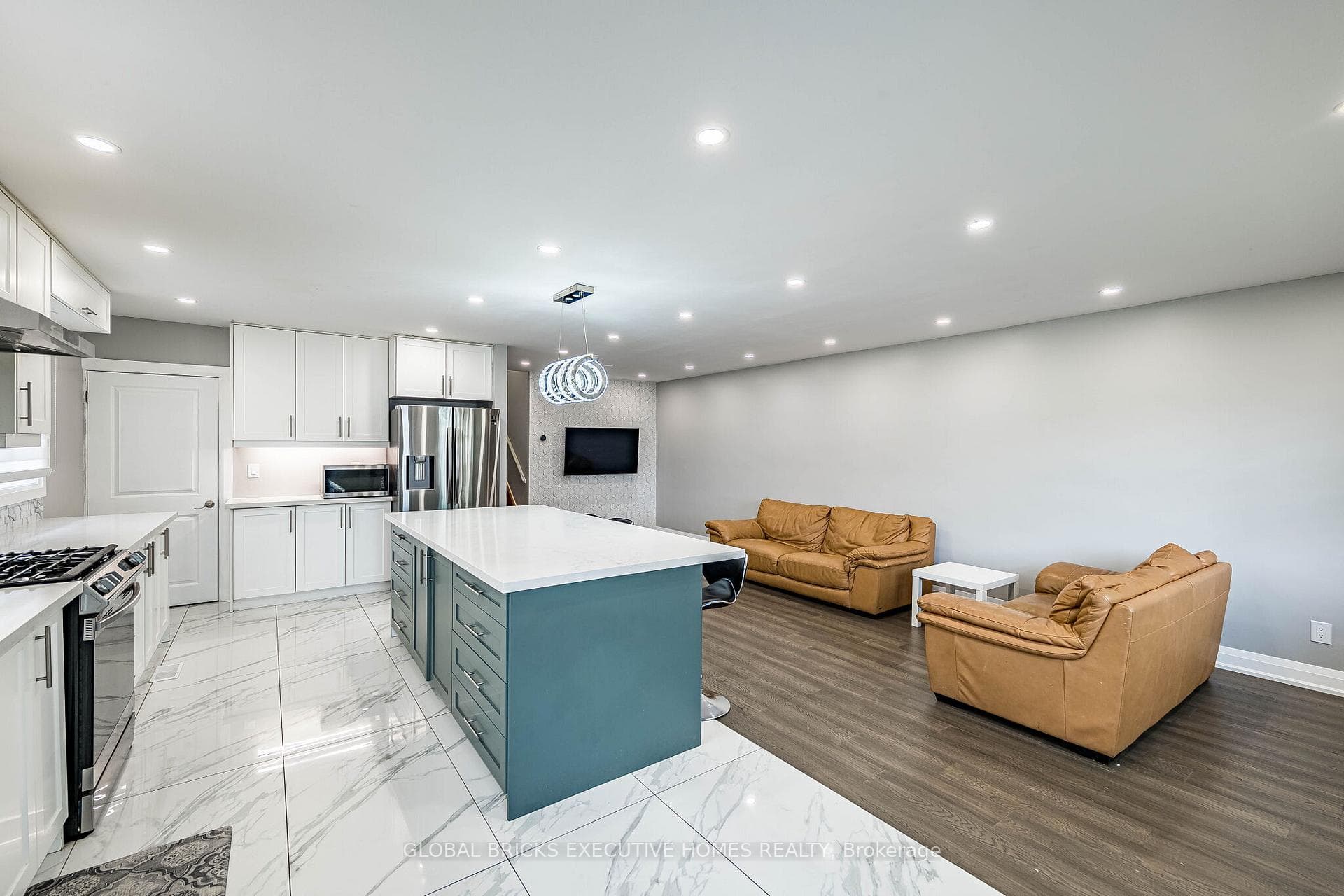 1274 Redbank Crescent photo 4