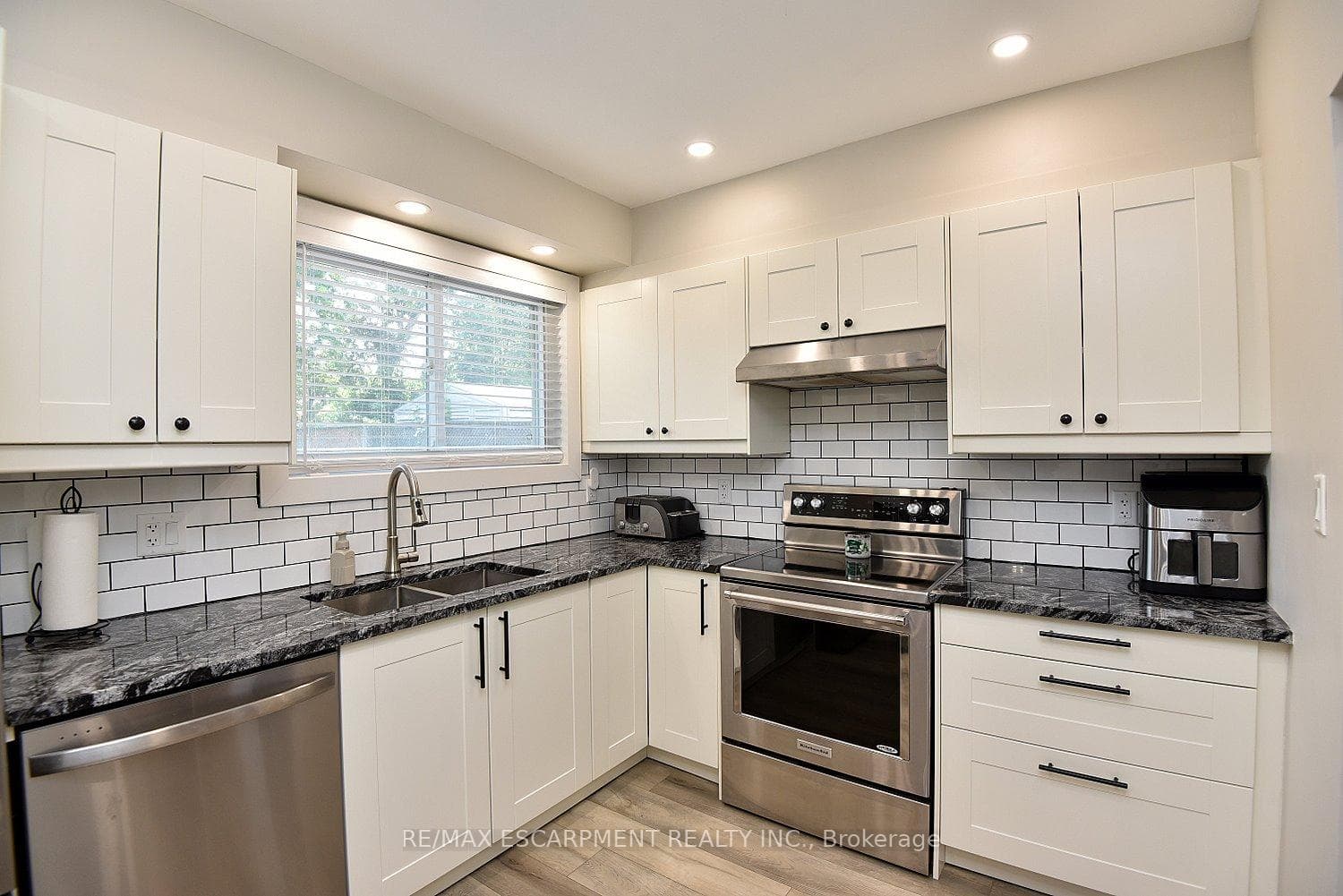 1091 Upper Wellington Street photo 16