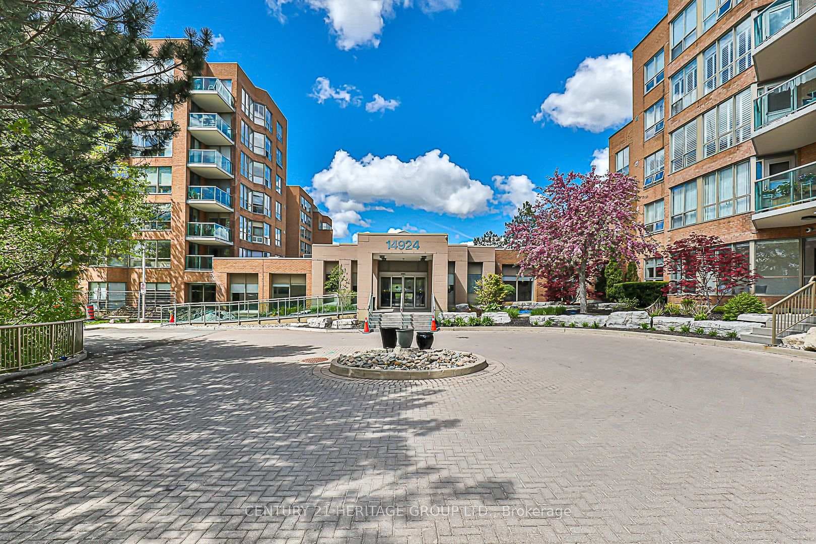 14924 Yonge Street Unit 608 photo 1