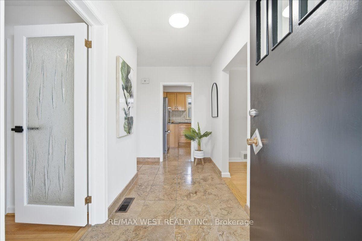 19 Decarie Circle photo 2