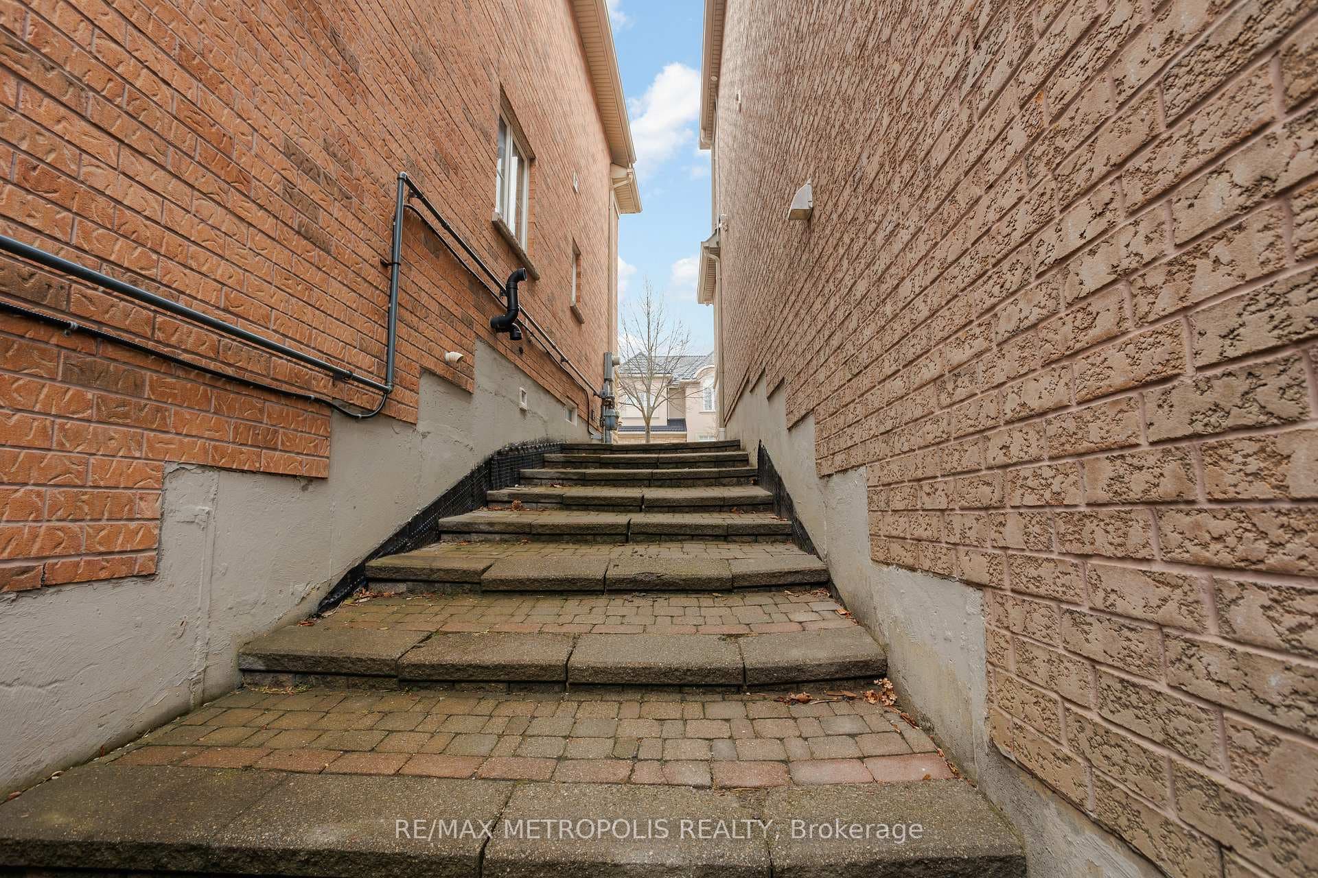 53 Muscat Crescent Unit Bsmt photo 4