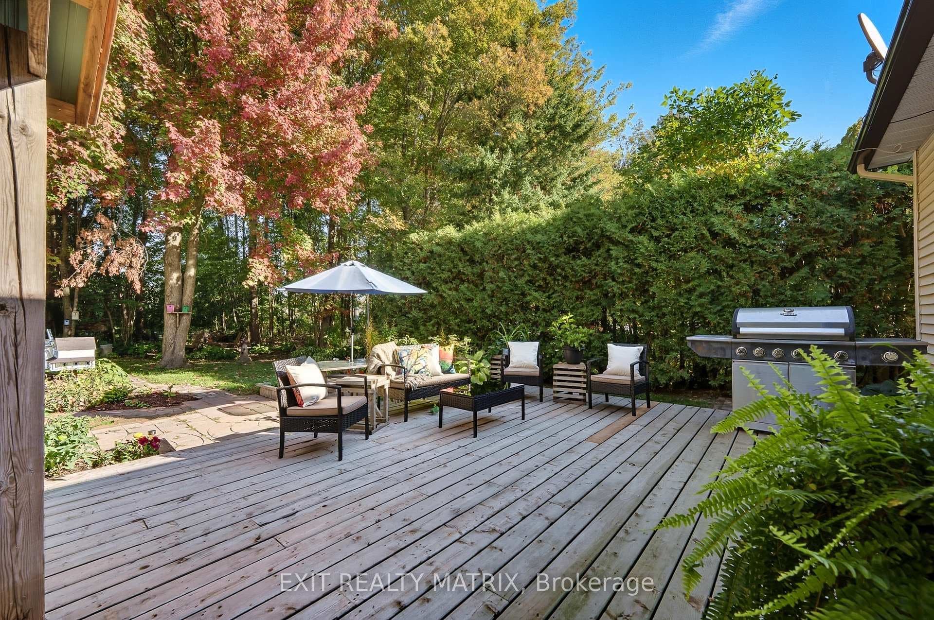 159 DUNLOP Crescent photo 34
