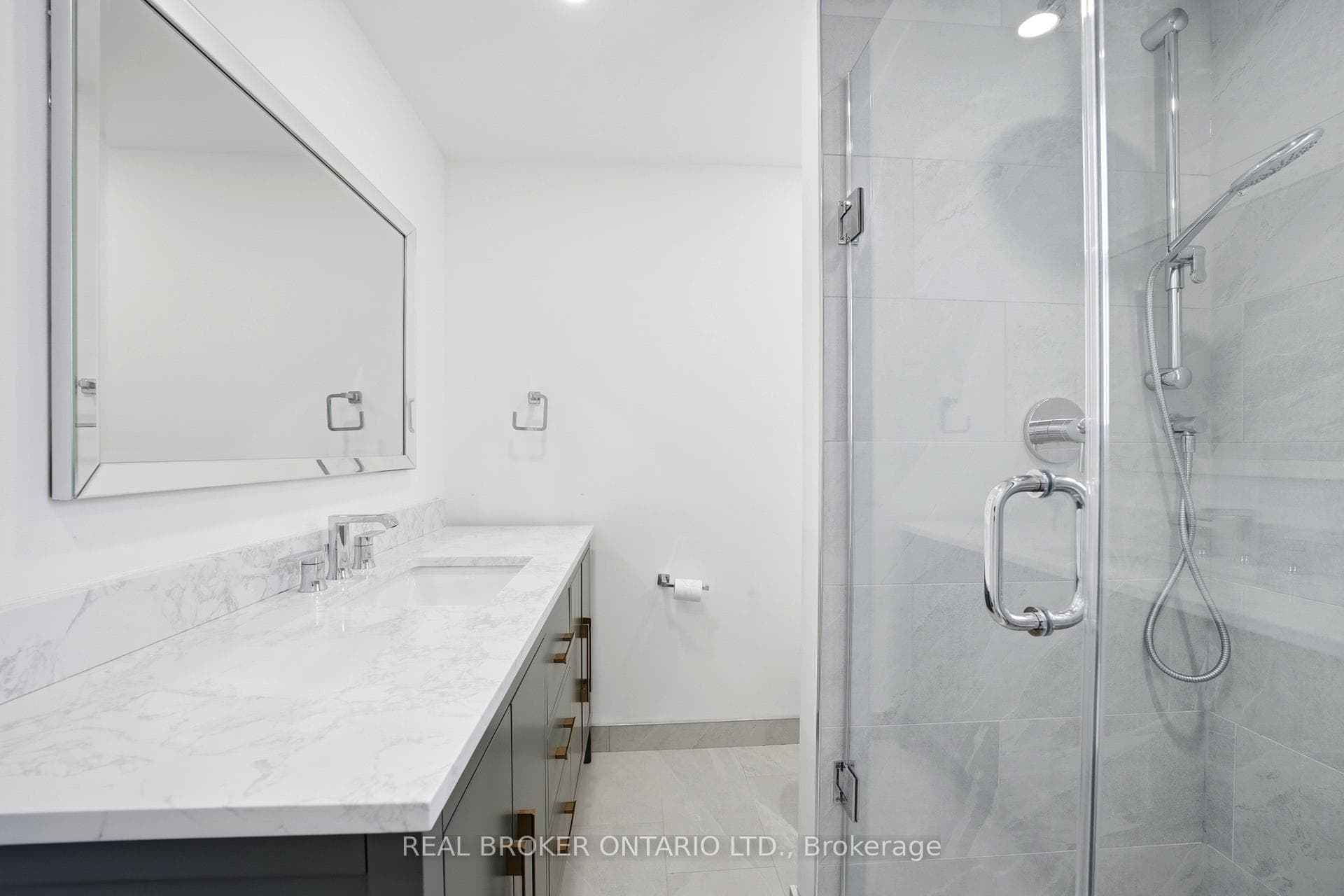 24 Glenburn Avenue Unit Upper photo 16