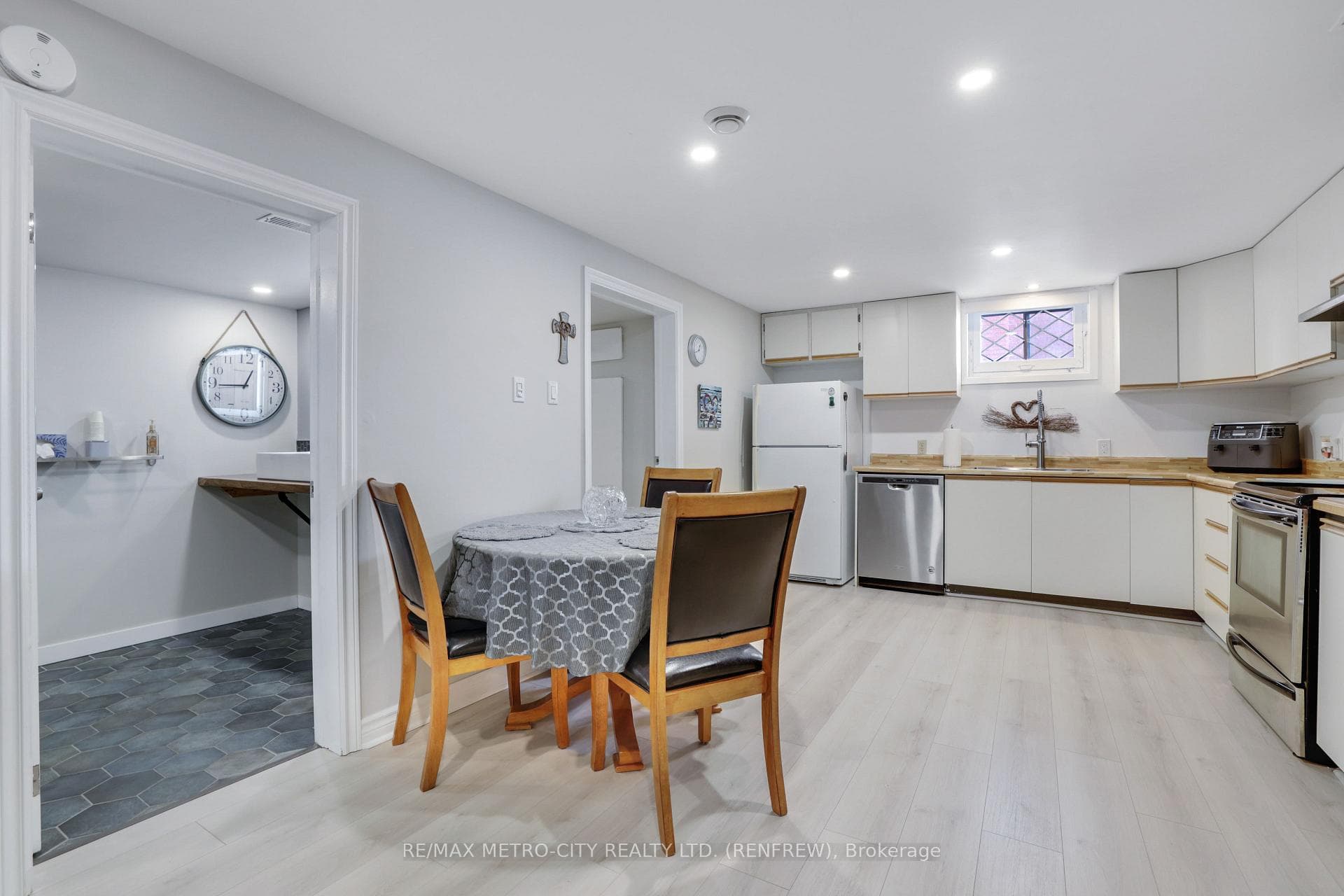 103 SIMPSON Avenue photo 27