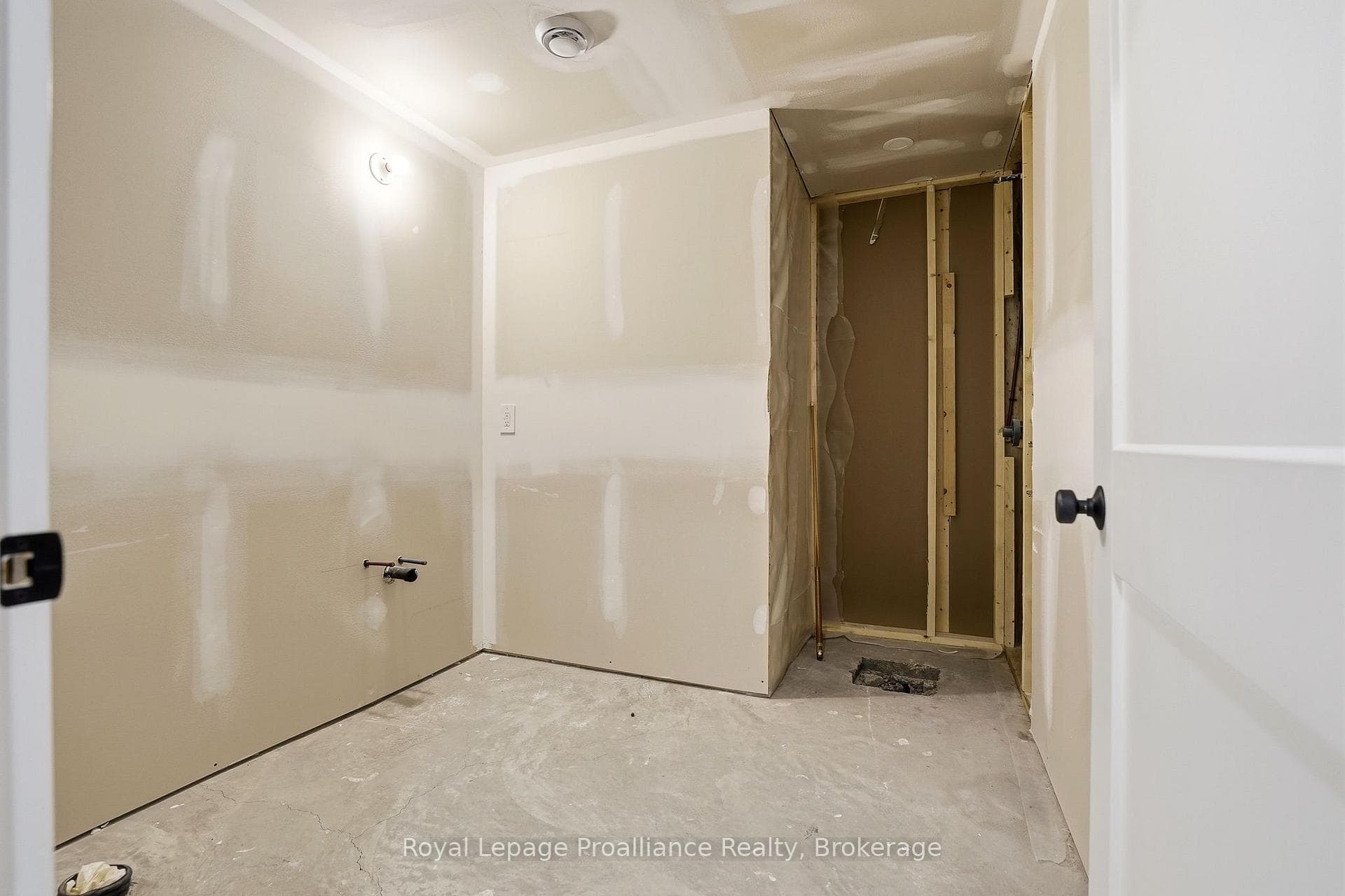 293 Douglas Road photo 36