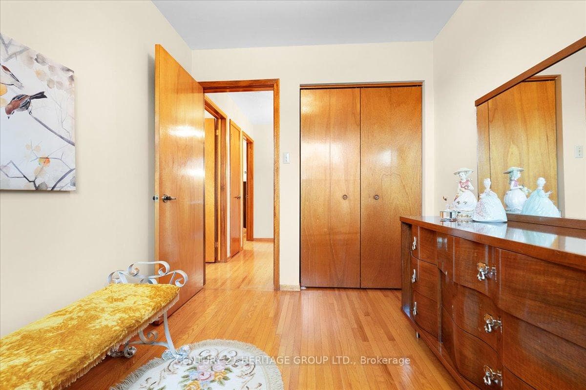 86 MARKSON Crescent photo 22