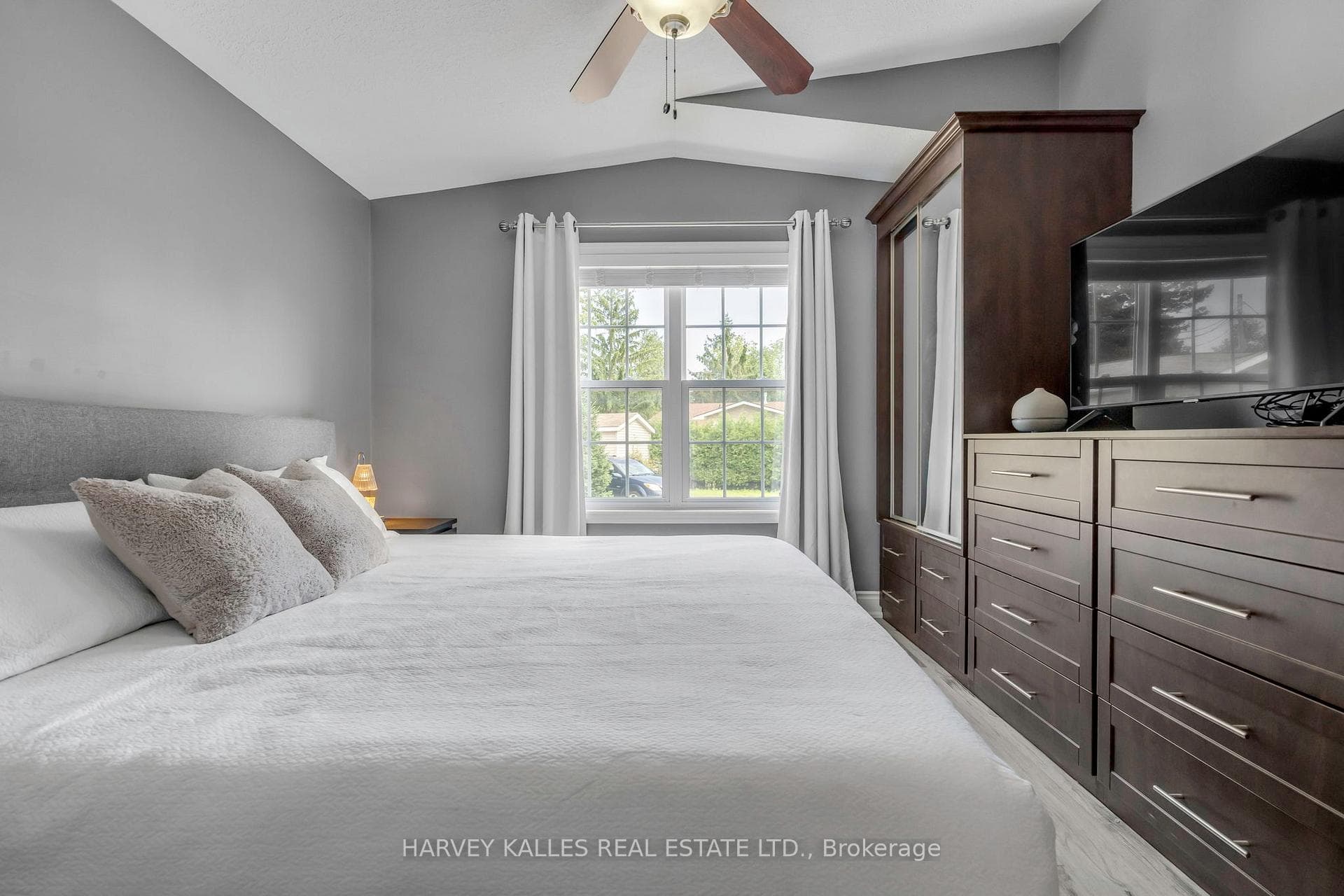 Primary bedroom w. built-ins