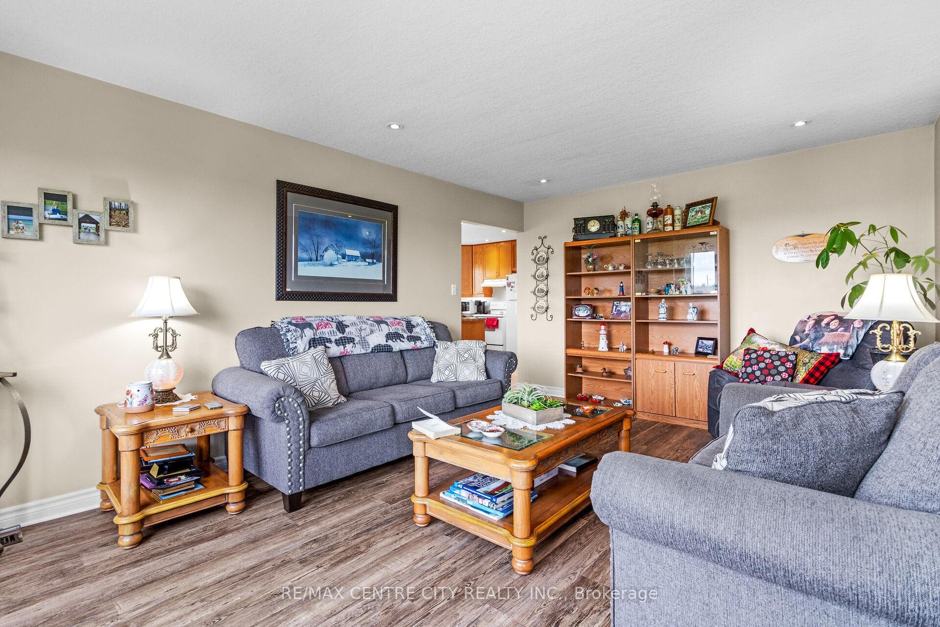 5481 Wellington 2 Road photo 7