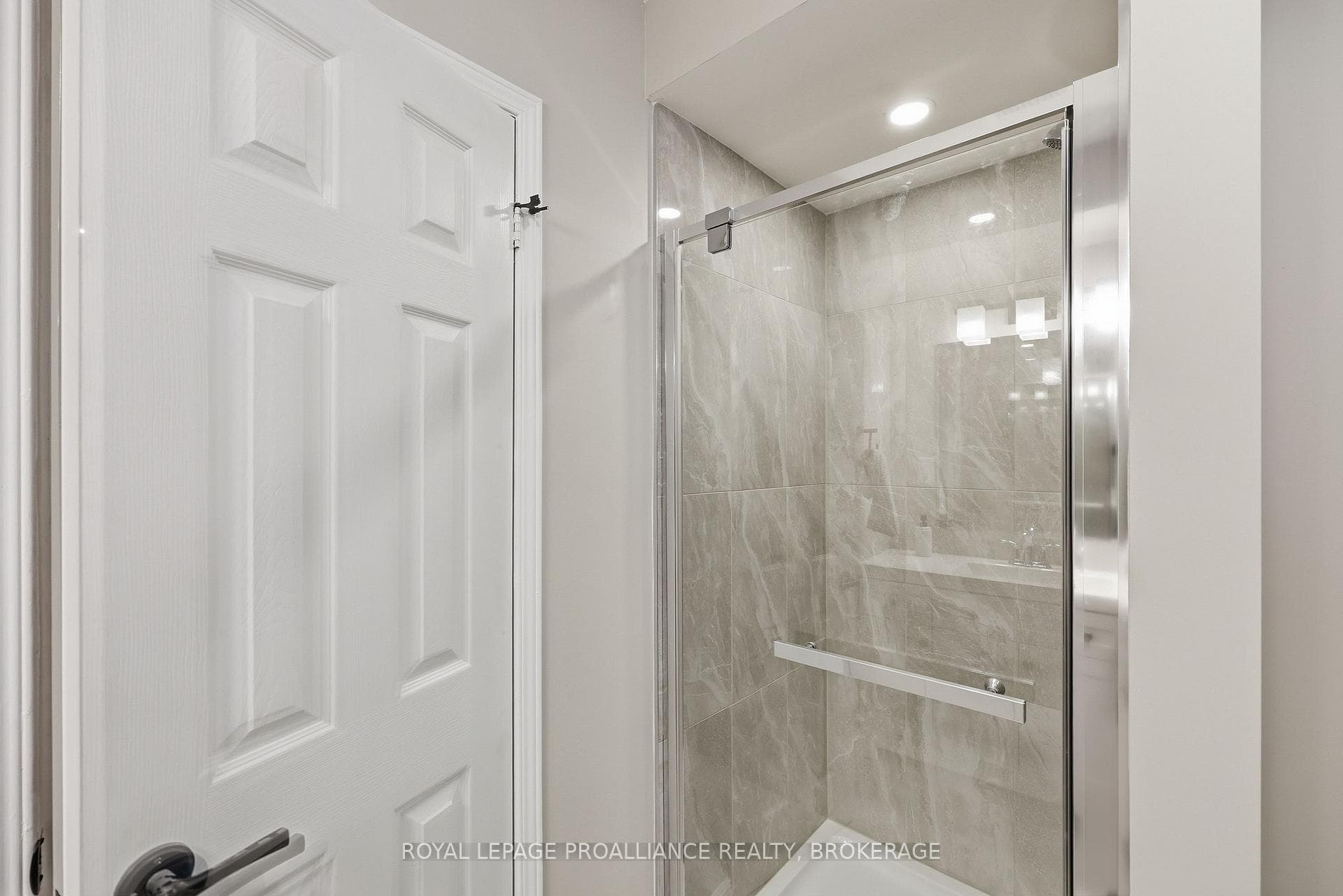 1380 Fisher Crescent photo 30