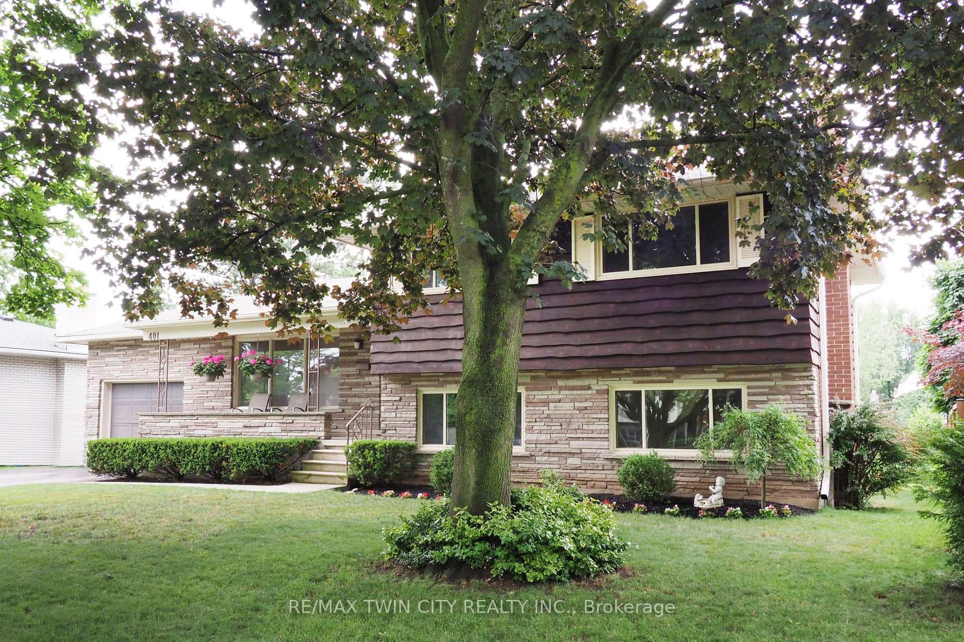 401 Forest Hill Drive photo 2