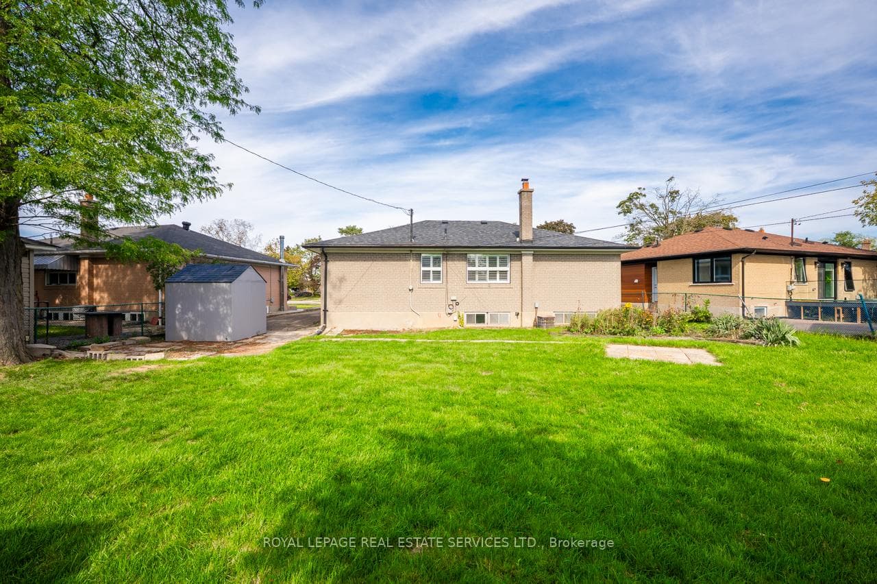 340 Leonard Street photo 12