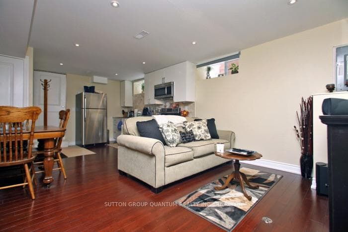 148 Mavety Street Unit Lower photo 3