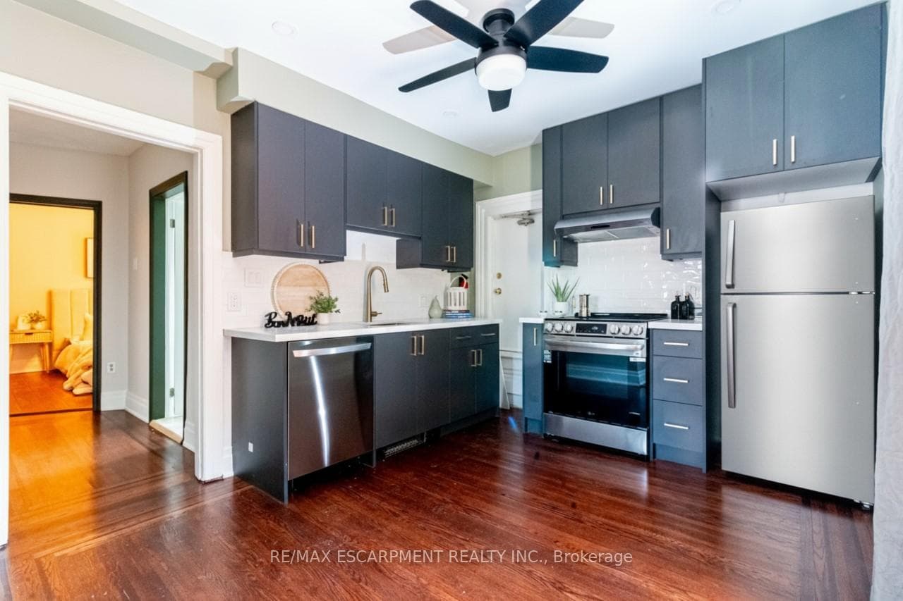 11 Eastbourne Avenue Unit 2 photo 17