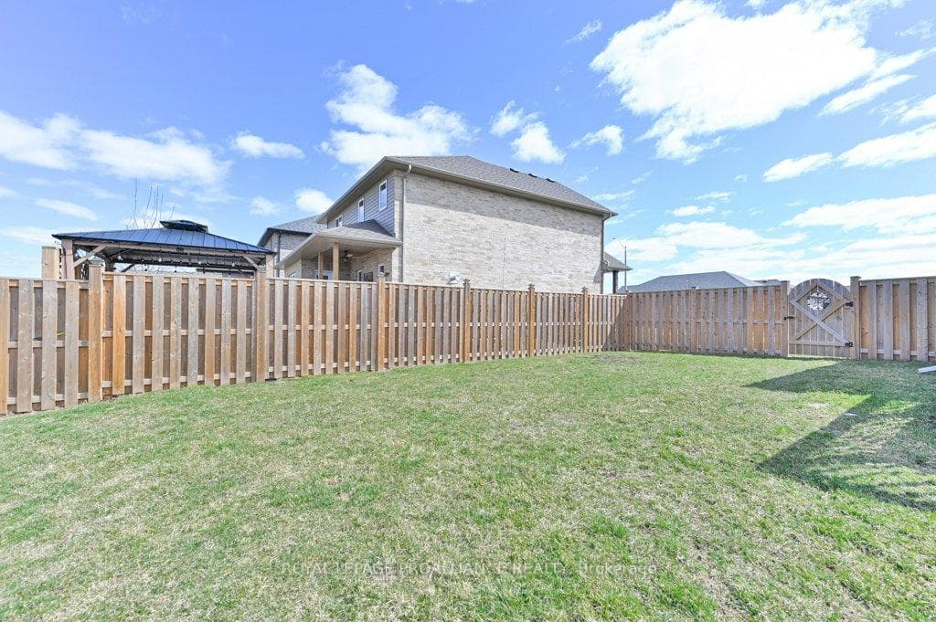 34 WALNUT Crescent photo 37