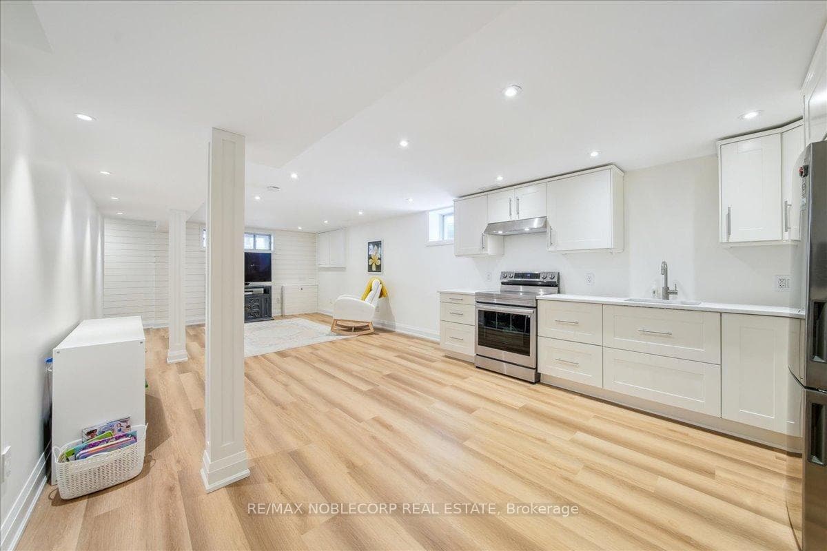 72 Christina Crescent photo 38
