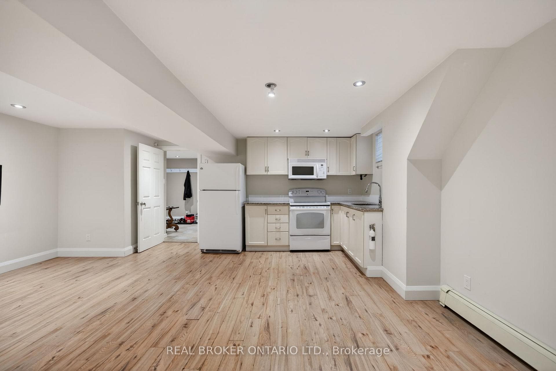 9 Graham Avenue photo 33