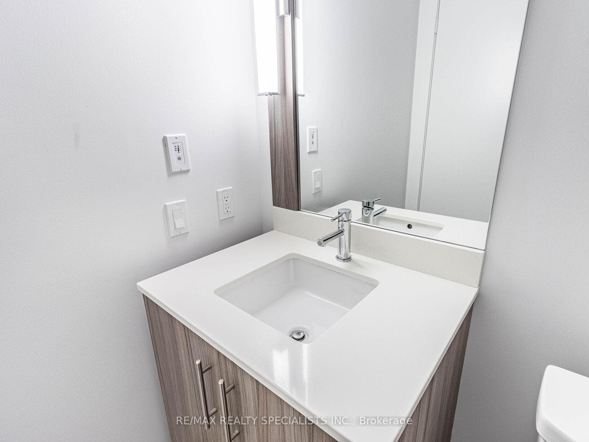 215 Veterans Drive Unit 810 photo 25