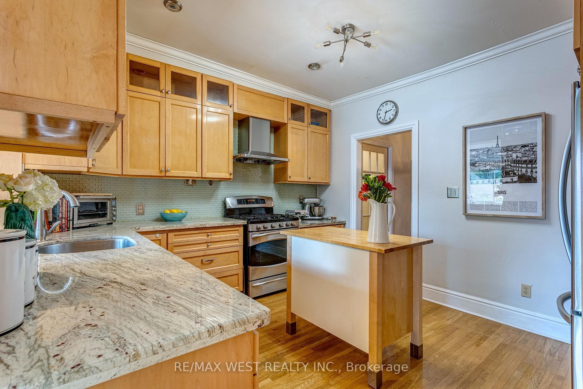 673 Annette Street photo 9