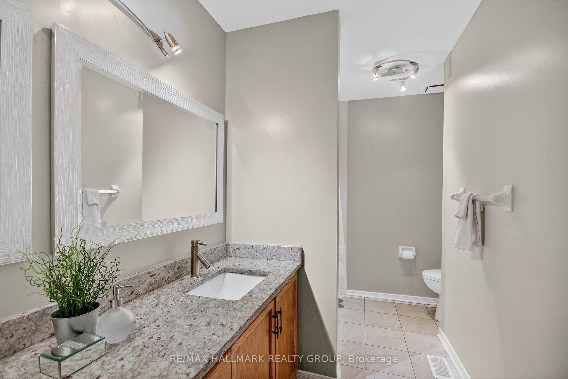 110 Hunter's Glen Crescent photo 22