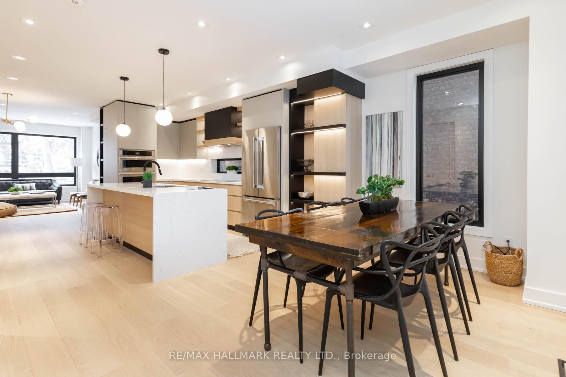 Overlooks Delicious Dining area
