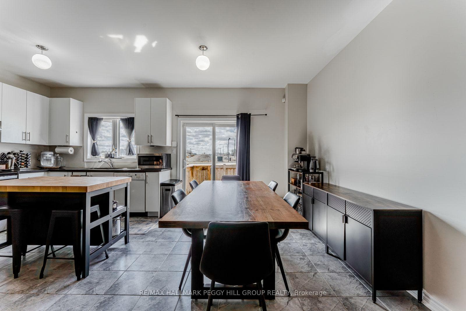 1226 Peelar Crescent photo 5