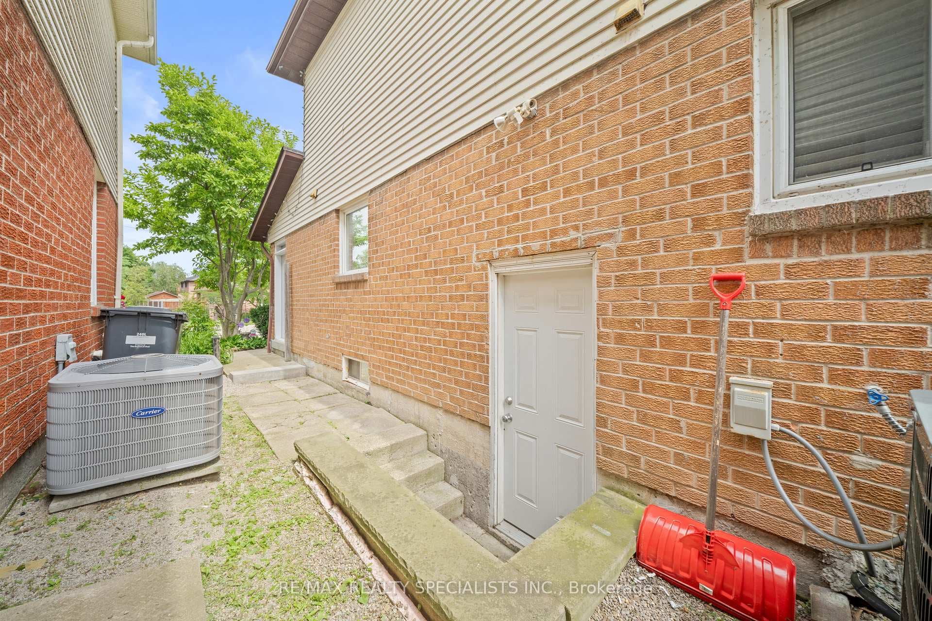 1004 Queensbridge Drive photo 36