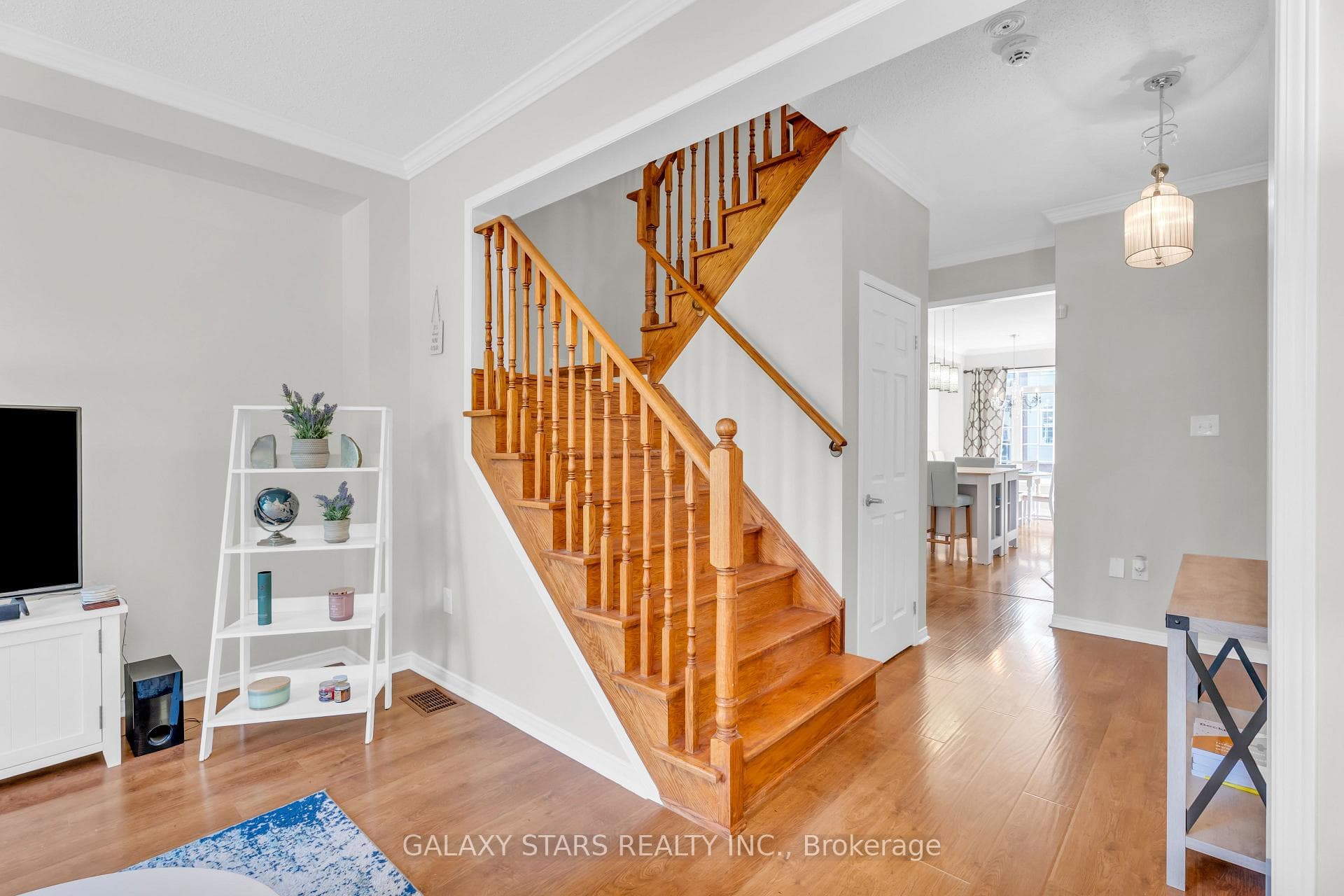 24 Tiffany Lane photo 29