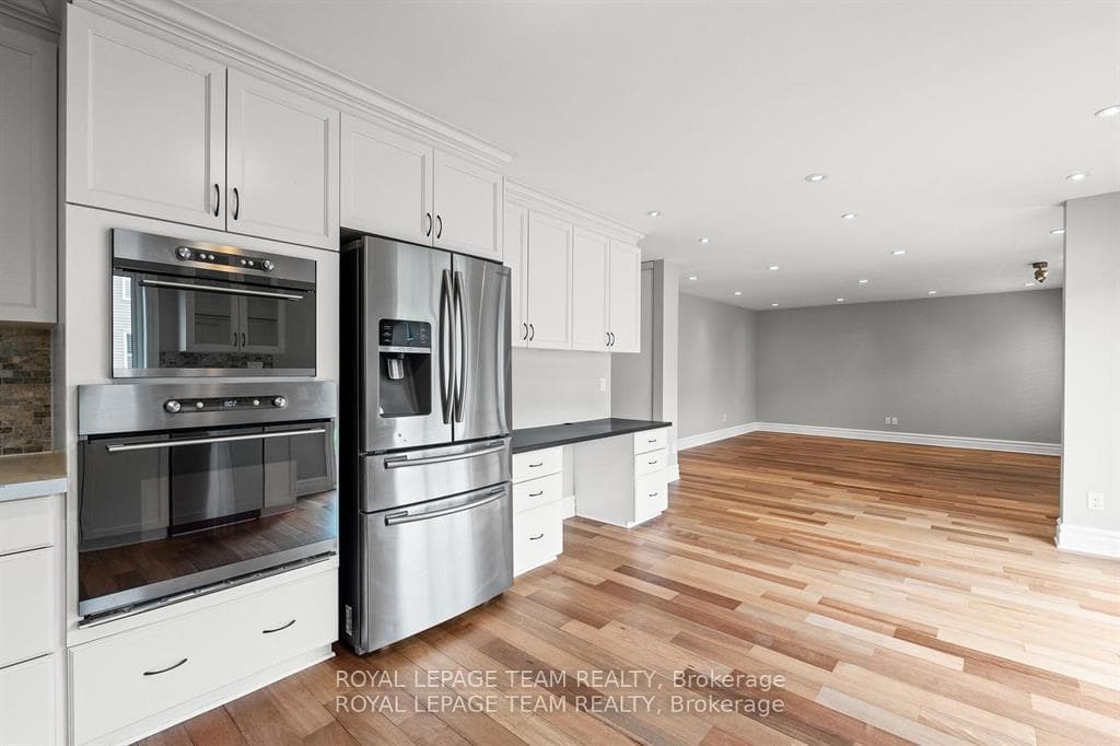 365 LANGRELL Crescent photo 16