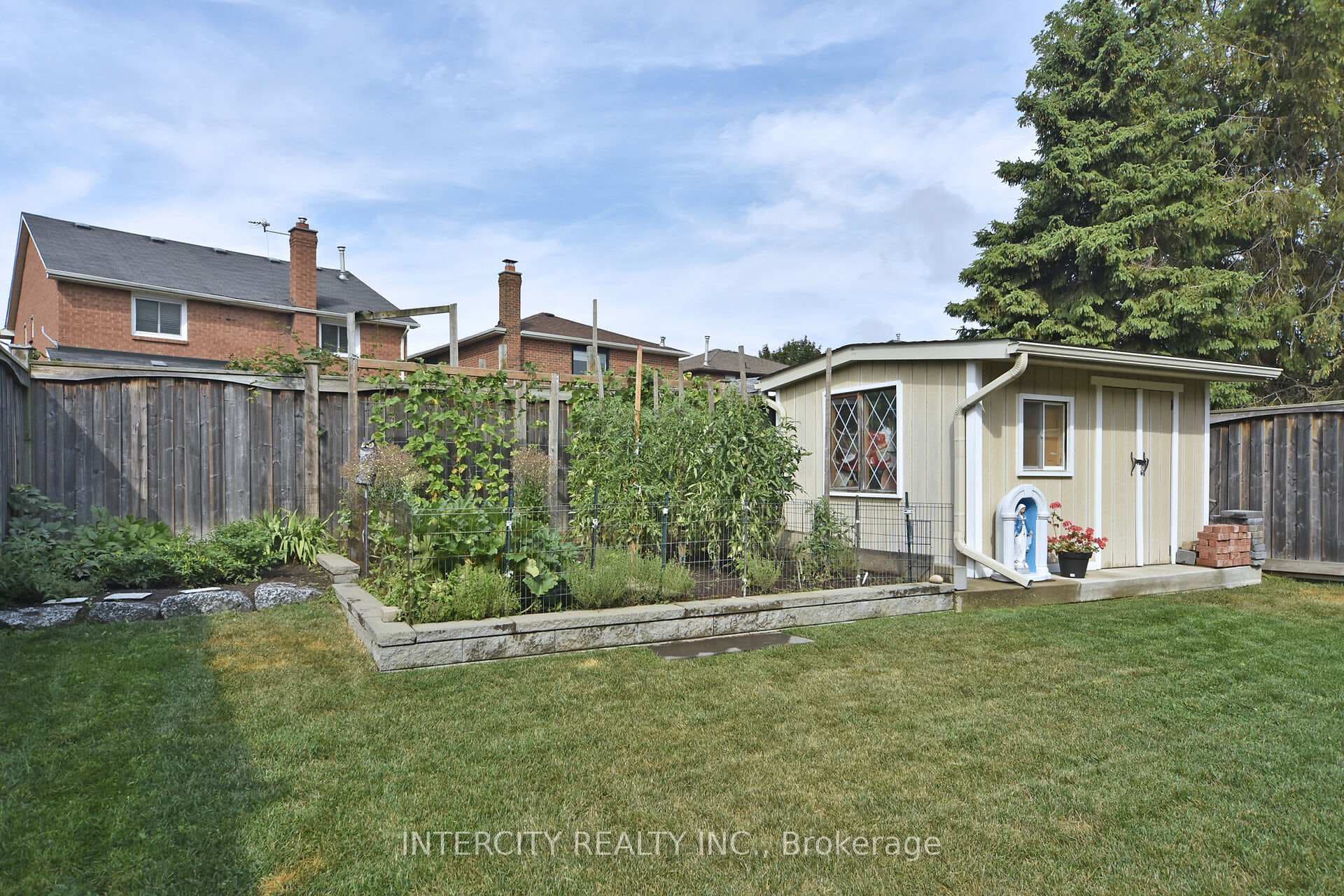 137 Largo Crescent photo 34
