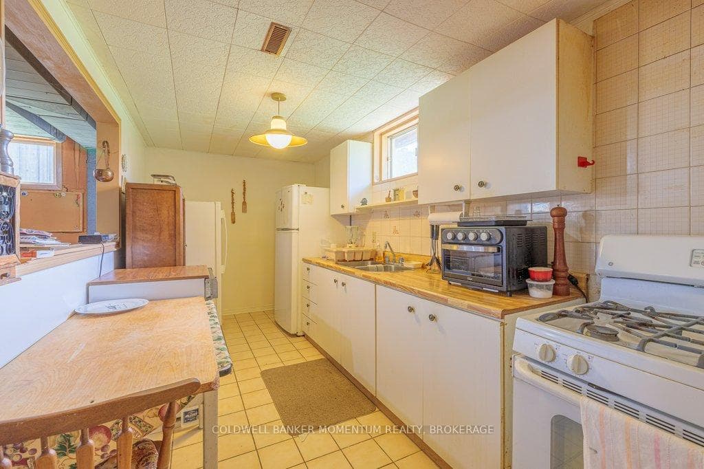 5 Mowat Crescent photo 31