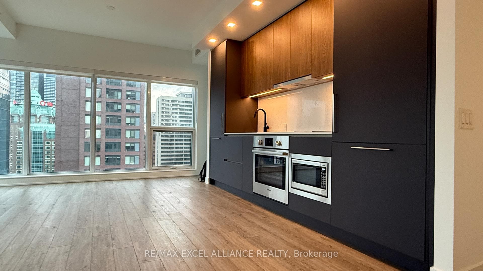 609 Sherbourne Street Unit 1702 photo 10