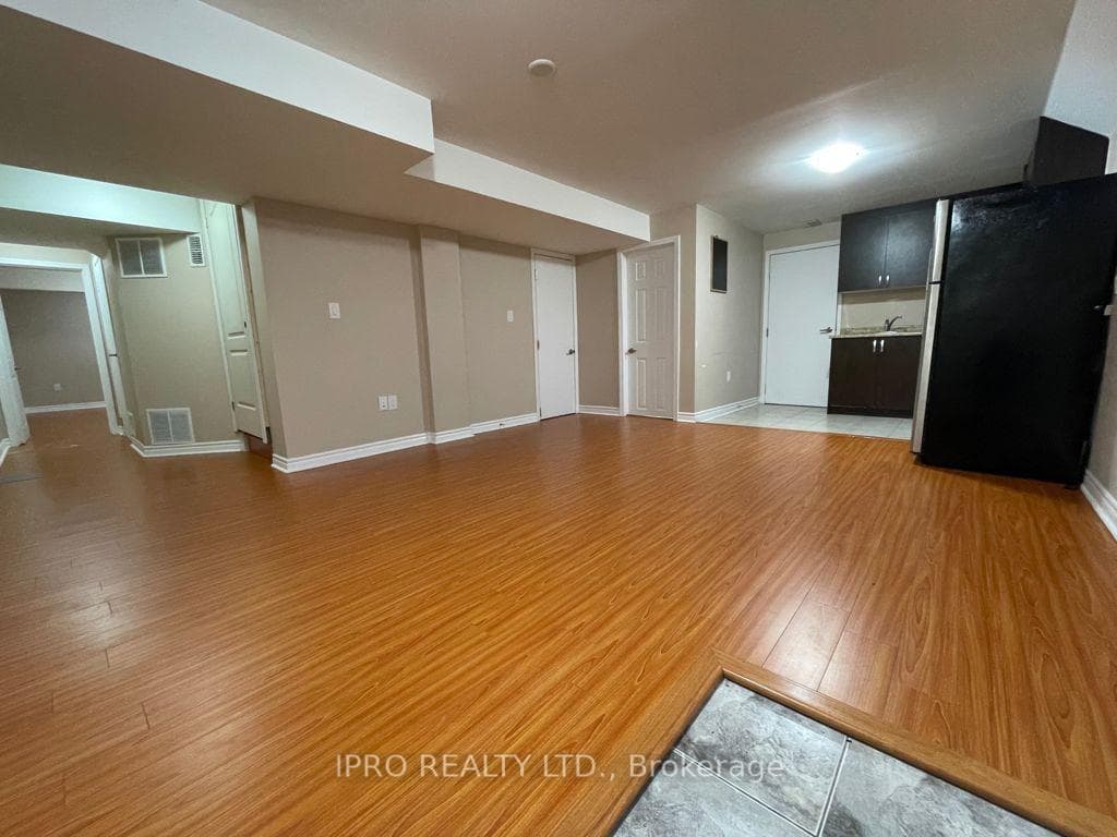 169 Fennamore Terrace Unit Lower photo 4