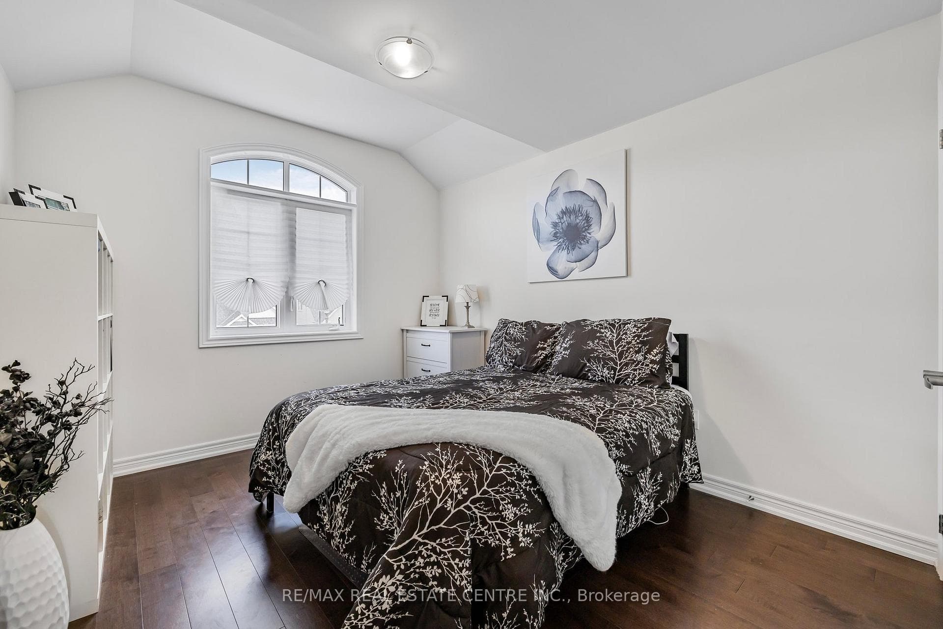 339 Stewart Street photo 12