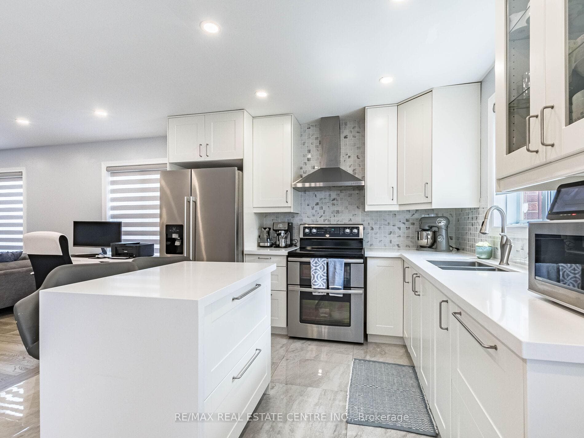 52 MOZART Crescent photo 15
