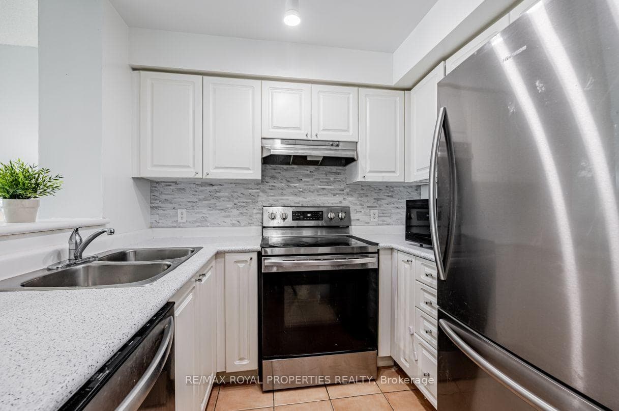 11 Lee centre Drive Unit 1609 photo 5