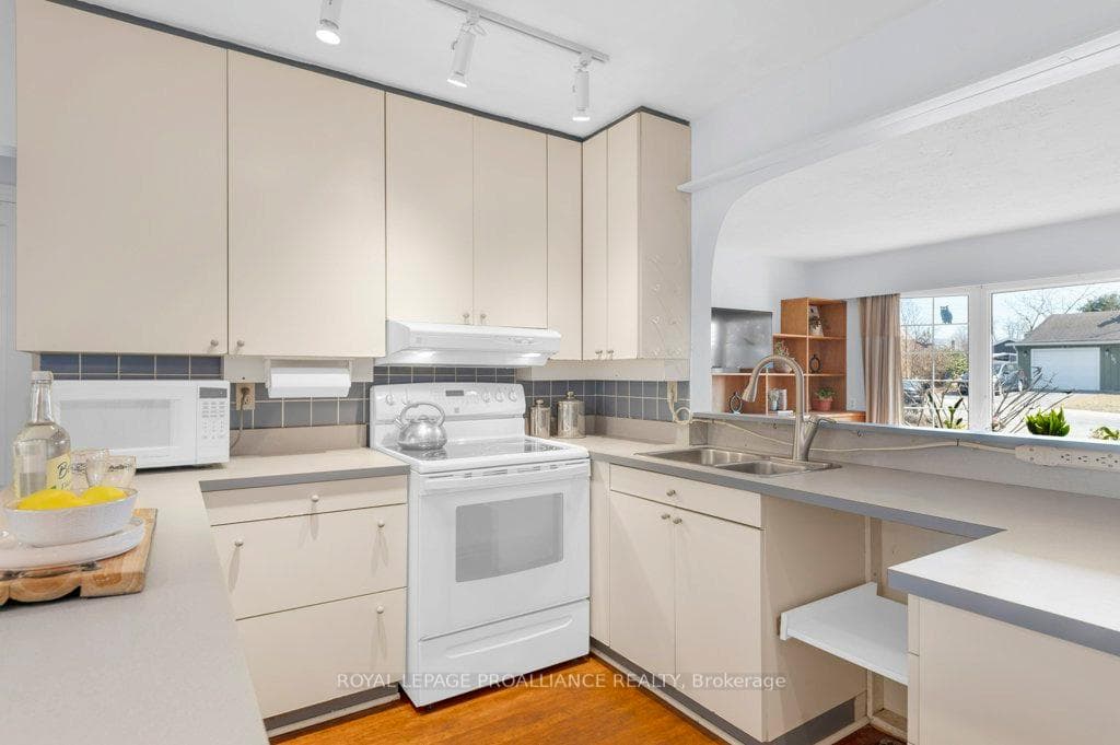 102 Sanford Street photo 17
